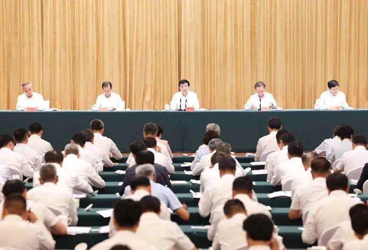 第十次全国对口支援新疆工作会议召开 王沪宁出席并讲话